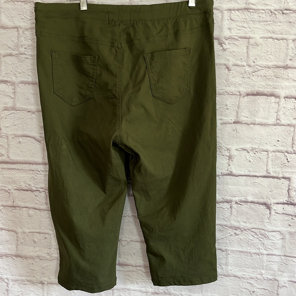 Thrill Green Capris Versatile Cotton Blend - Picture 5 of 6